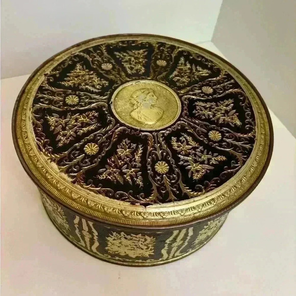 Vintage ornate  black and gold filigree fruitcake tin - Picture 2 of 10